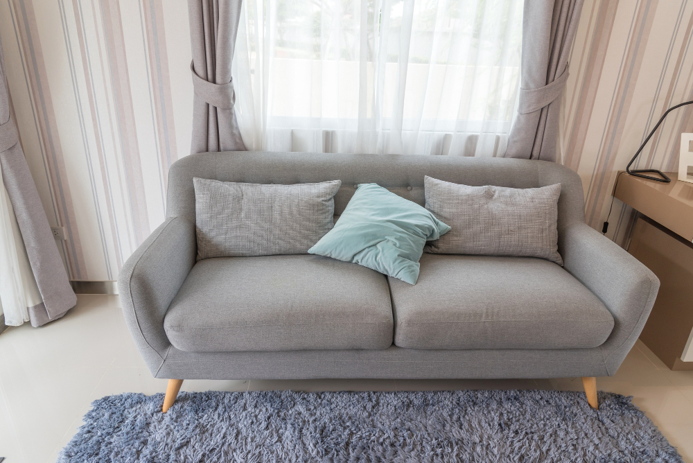 Tanie sofy dwuosobowe - jak połączyć niską cenę z wygodą i stylem