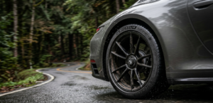 Letnie opony na mokrej nawierzchni